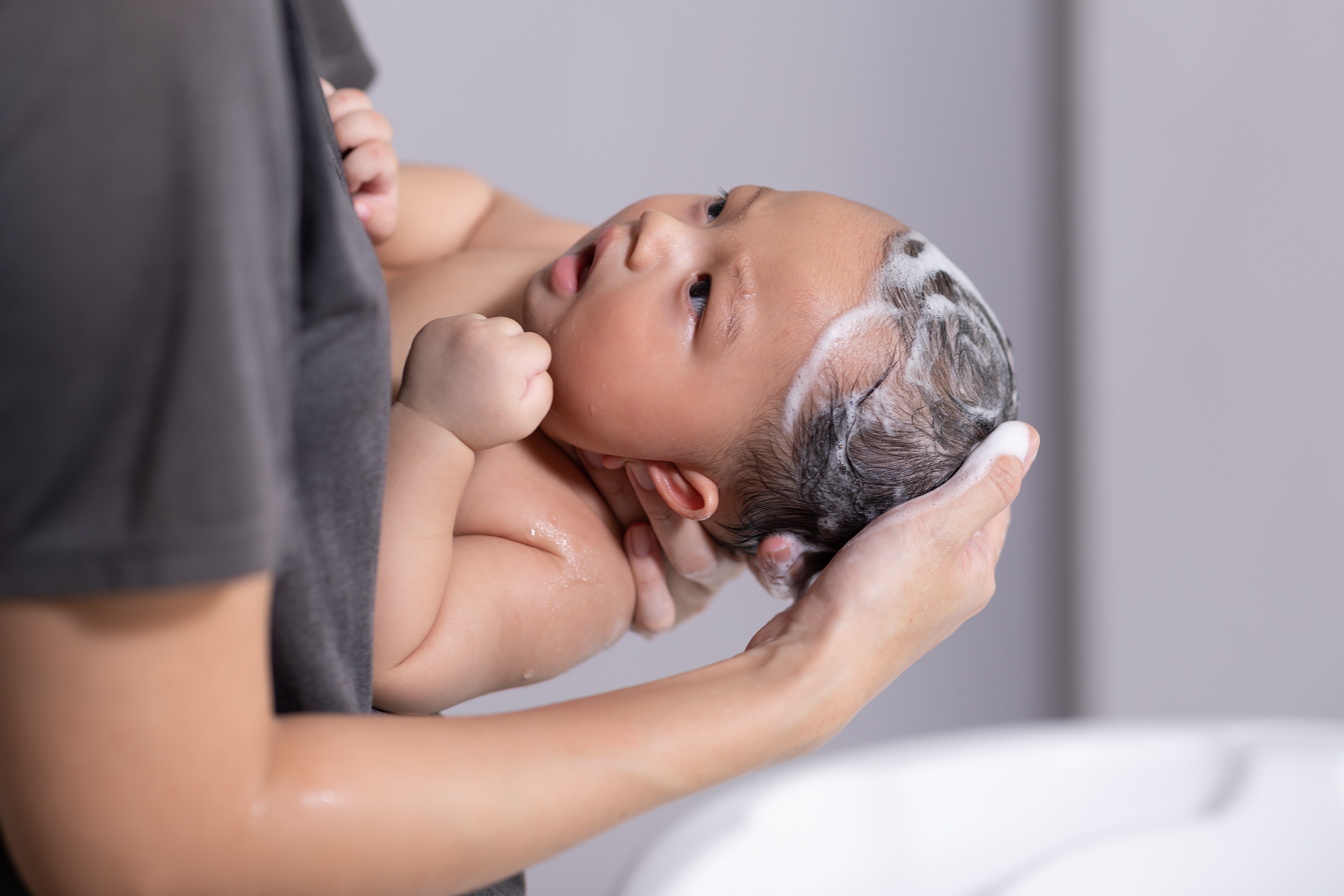 mandi bayi baru lahir, cara memandikan bayi, aturan mandi bayi, mandi bayi aman, perawatan bayi baru lahir, Bunda, si Kecil